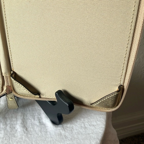 Coach: Floral Print Zip Reader Holder- Gold Tone - Picture 10 of 16